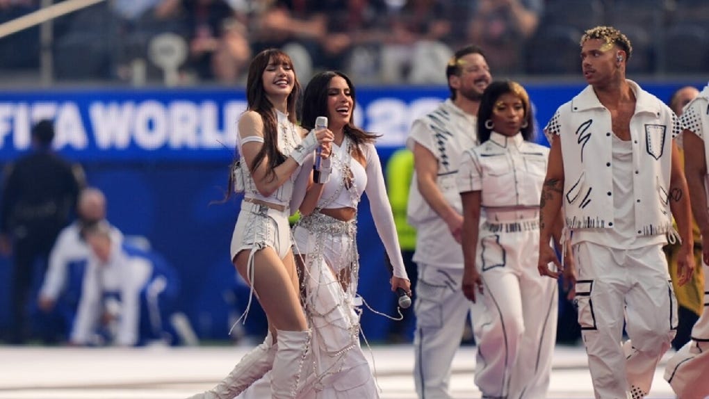 La cantante tailandesa <strong>Lisa</strong> y la brasileña <strong>Anitta</strong> juntas en la Copa Mundial 2026.