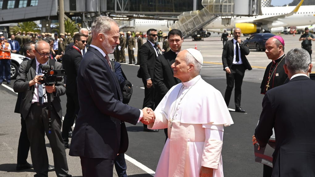 El Rey Felipe VI y el Papa León XIV conversan durante la celebración de la ceremonia oficial de despedida al Papa León XIV, en el Aeropuerto Internacional de Tenerife Norte-Los Rodeos, a 12 de junio de 2026, en San Cristóbal de La Laguna, Santa Cruz de Tenerife, Islas Canarias (España). Este acto institucional desarrollado ante las máximas autoridades políticas y eclesiásticas antes de su partida en avión hacia Roma a las 15:00 horas, pone fin a su histórico y multitudinario viaje apostólico de dos semanas por territorio español.