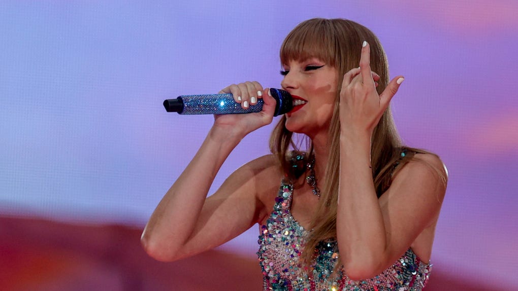 Taylor Swift es una figura destacada de la música popular, conocida por sus composiciones biográficas, reinvenciones artísticas​ e impacto cultural.