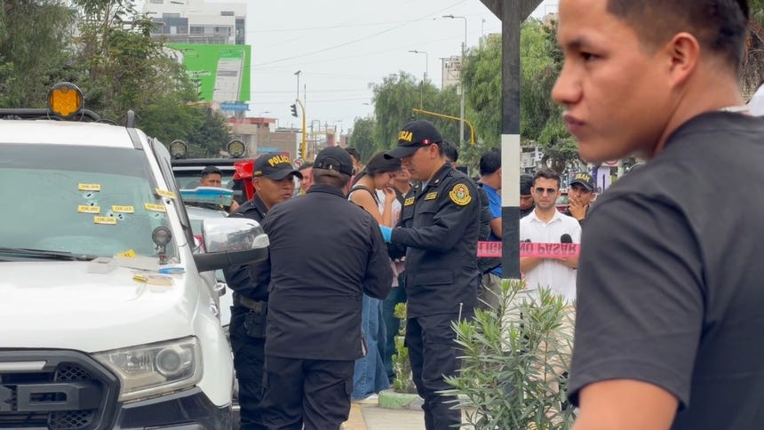 Policía realizando diligencias en el lugar del ataque. 