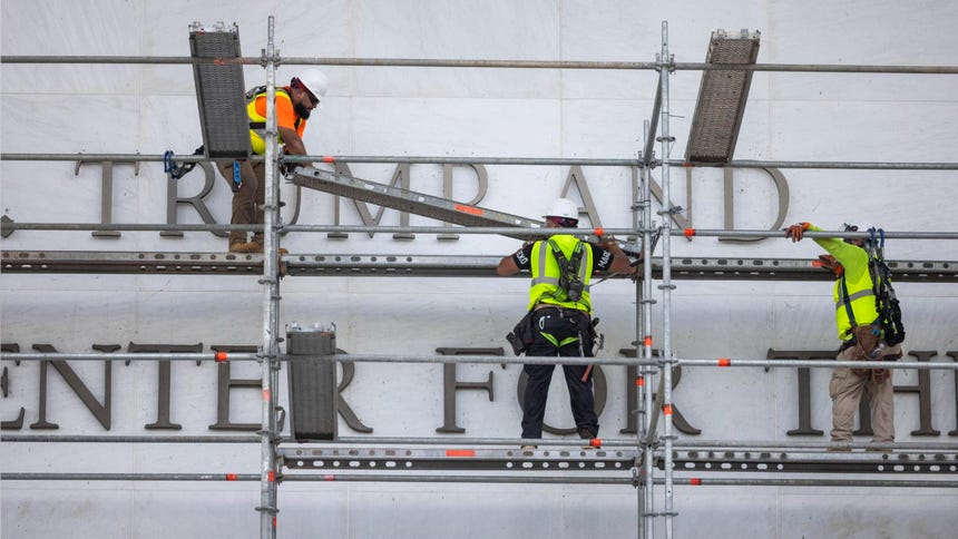 Kennedy Center removed Donald Trump's name from the front of his building in Washington [FOTOS]