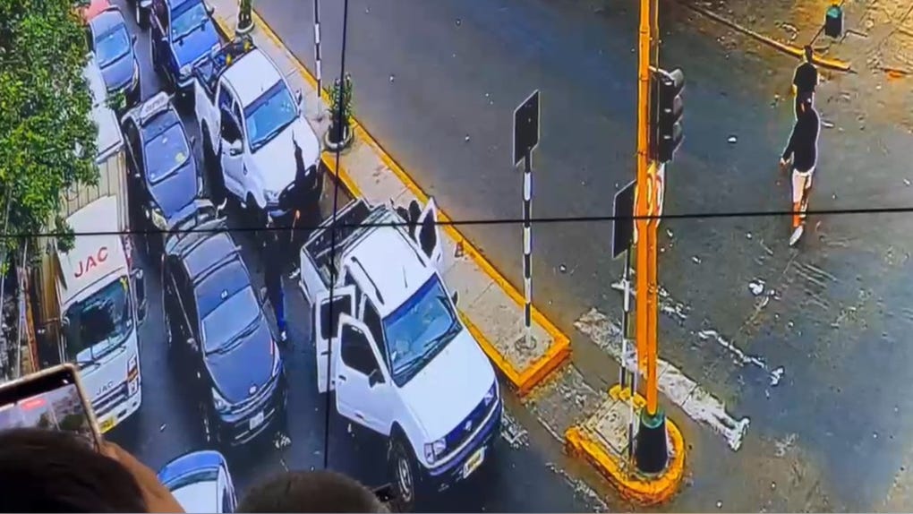 El violento ataque dejó tres personas heridas. 