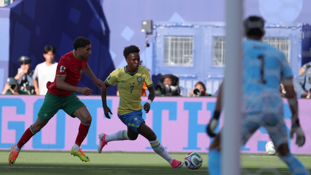 Vinicius Junior de Brasil disputa el balón en duelo ante Marruecos.