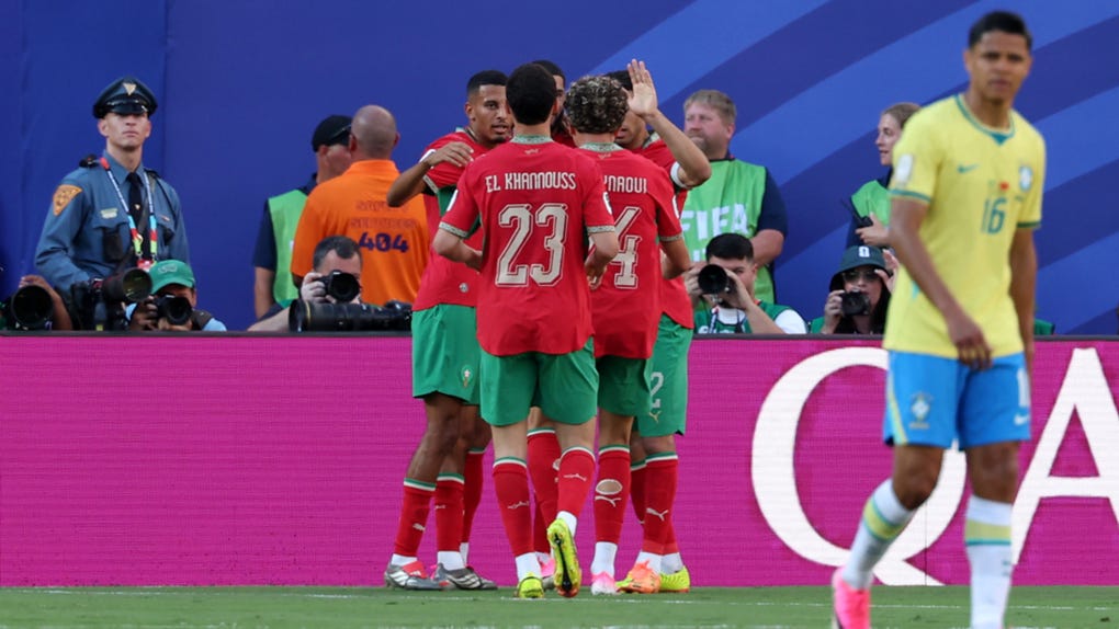 Jugadores de Marruecos celebran un gol contra Brasil.