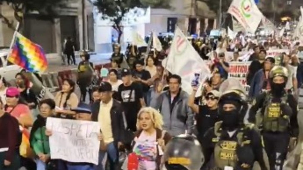 Ciudadanos se movilizan por diversas calles del centro de Lima.