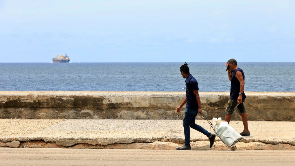 Personas caminan por una zona del malecón habanero este jueves, en La Habana (Cuba). El presidente de Cuba, Miguel Díaz-Canel, avanzó este viernes un amplio paquete de reformas en el turismo, el comercio exterior, la inversión extranjera y el papel del sector privado, entre otros ámbitos, con el objetivo liberalizar y desburocratizar la economía nacional, que se encuentra en estado crítico.