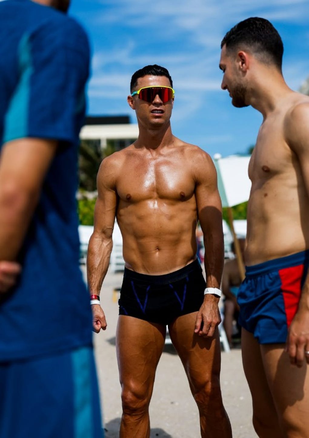 Cristiano Ronaldo en la playa junto a Diogo Dalot de Manchester United.