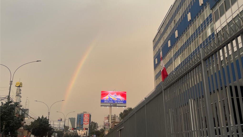 La tarde de este domingo se vio un arcoiris en Lima. 