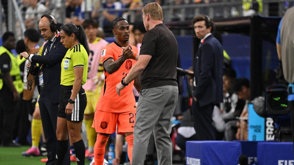 Crysencio Summerville junto a Ronald Koeman.