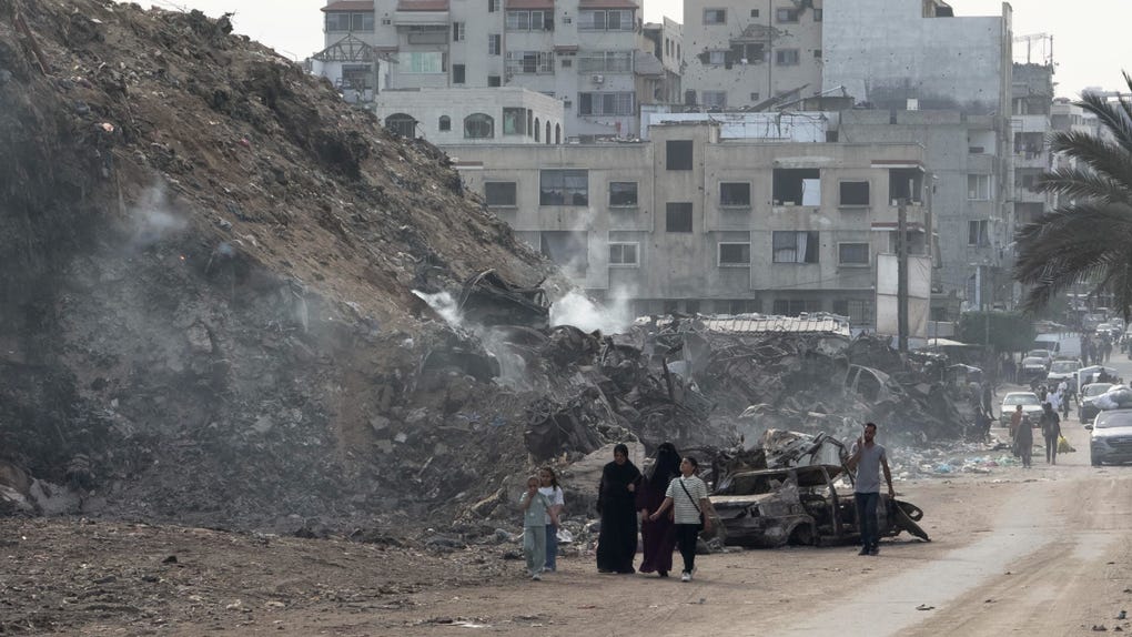 Montaña de escombros en Ciudad de Gaza.