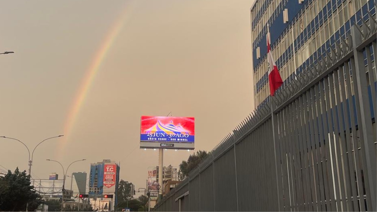 Arcoiris de otoño en Lima se observa pese al cielo nuboso en la capital