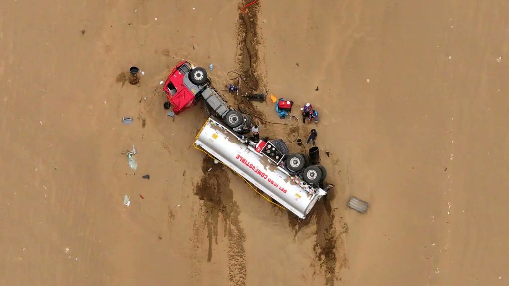 Pasamayo: camión cisterna queda a metros del mar tras aparatoso accidente