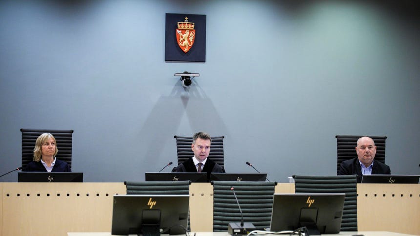 El juez Jon Sverdrup Efjestad (C) en la sala del tribunal durante la lectura de la sentencia en el juicio contra Marius Borg Hoiby, hijo de la princesa heredera de Noruega, en Oslo, Noruega, el 15 de junio de 2026.