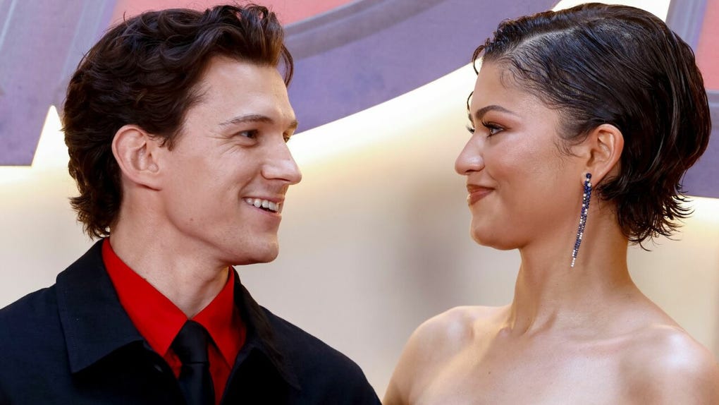 Más allá de la evidente complicidad entre ambos, de las sonrisas compartidas y de la cercanía que mostraron ante las cámaras, uno de los aspectos más comentados de la presentación fue el impactante estilismo de Zendaya, considerada una de las figuras mejor vestidas de Hollywood.