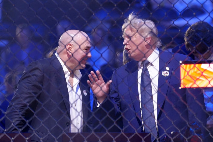 El presidente de Estados Unidos, Donald Trump (d), habla con el presidente de la UFC, Dana white, durante el combate de artes marciales mixtas en la Casa Blanca este domingo, en Washington.  