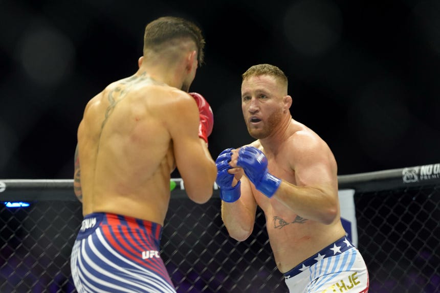 El hispano-georgiano Ilia Topuria (i) se enfrentó con el estadounidense Justin Gaethje. 