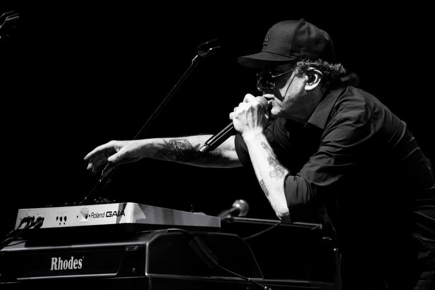 Calamaro es considerado una leyenda del rock en español por su extensa trayectoria y su influencia en la música latina.