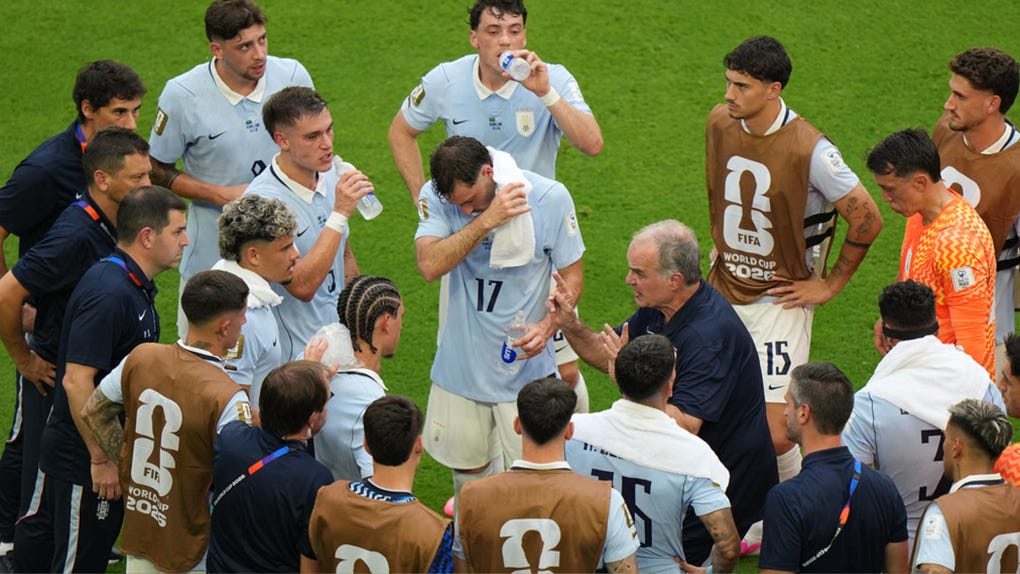 El seleccionador de Uruguay Marcelo Bielsa da indicaciones.