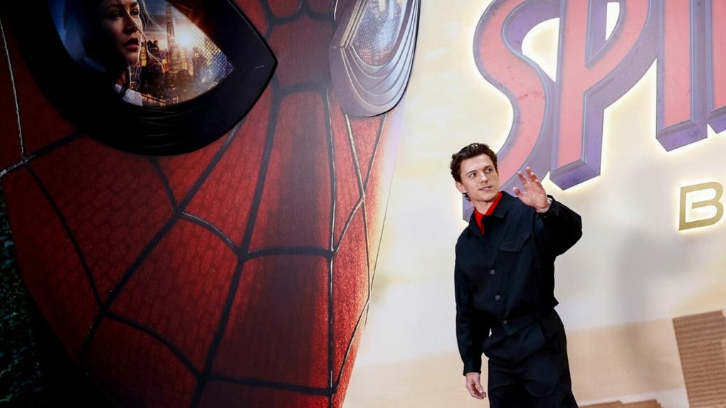 Tom Holland, por su parte, optó por una propuesta elegante y contemporánea, con un conjunto negro de inspiración utility y silueta relajada. El actor completó el look con una camisa roja y una corbata oscura que aportaron contraste al estilismo.