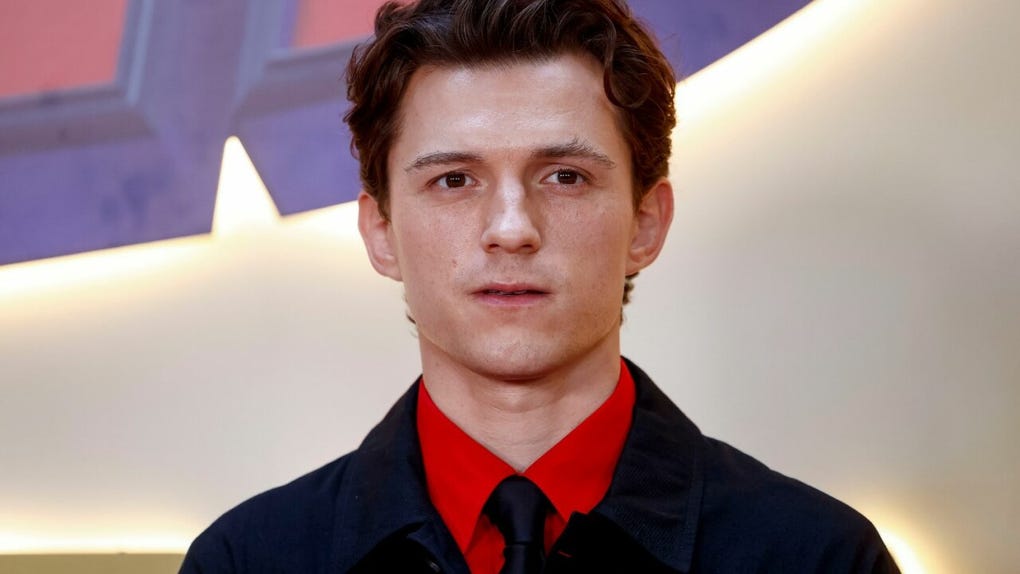 Durante su visita a Madrid, Tom Holland también inauguró la denominada Plaza Selección, un espacio impulsado por la Real Federación Española de Fútbol para que los aficionados sigan los partidos de España en el Mundial 2026. En el evento, el actor calificó al equipo dirigido por Luis de la Fuente como uno de los más emocionantes del campeonato.