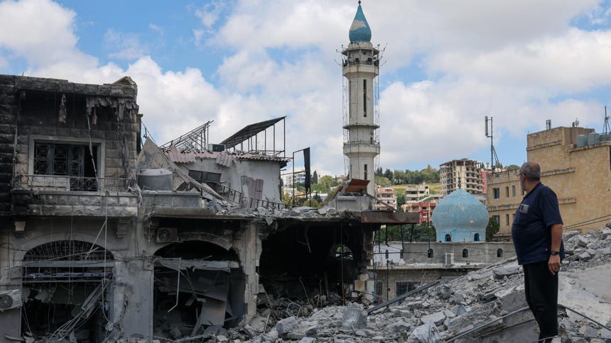 Un hombre observa los edificios destruidos tras los ataques israelíes contra el histórico mercado antiguo de la ciudad de Nabatieh, en el sur del Líbano.