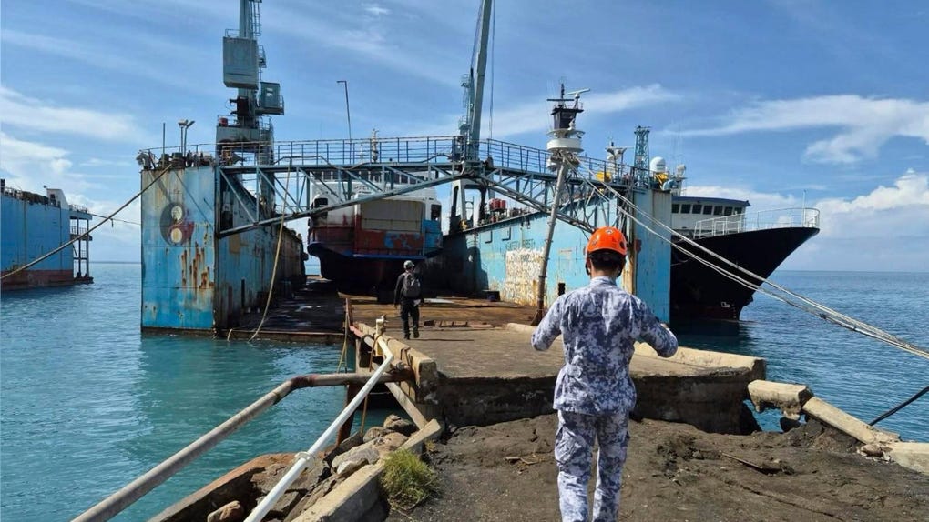 Un oficial de la Guardia Costera de Filipinas inspecciona daños en un astillero en la provincia de Sarangani, al sur de Filipinas.