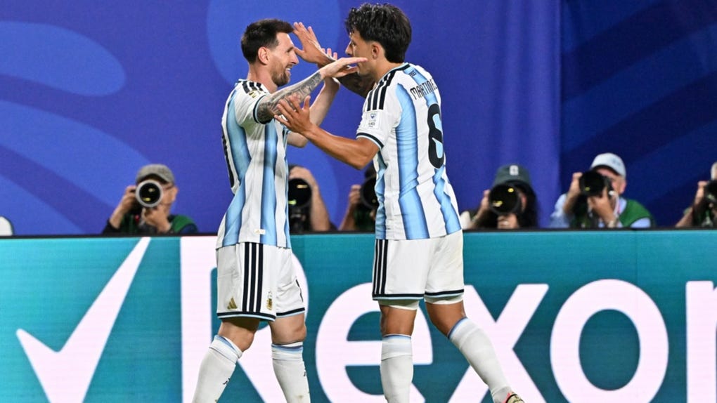 Lionel Messi es felicitado por su gol con Argentina.