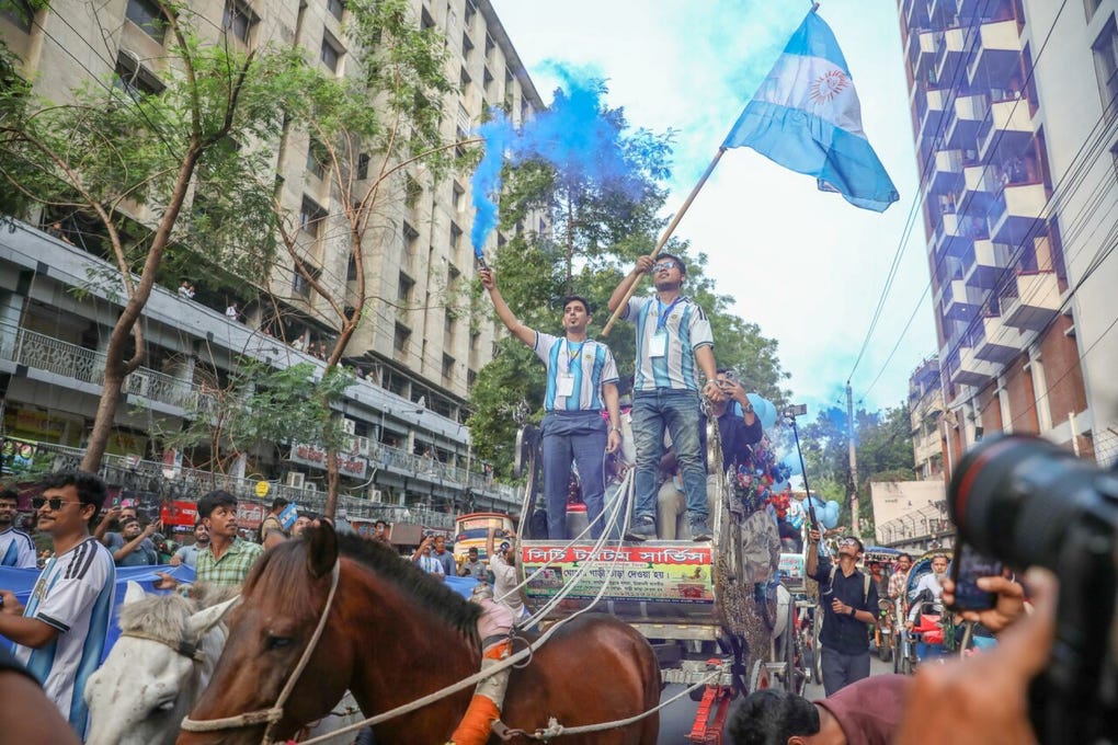 Los hinchas bangladesíes de Argentina participan este martes en una concentración masiva en Daca para ver el partido que enfrentará al combinado albiceleste con la selección de Argelia.