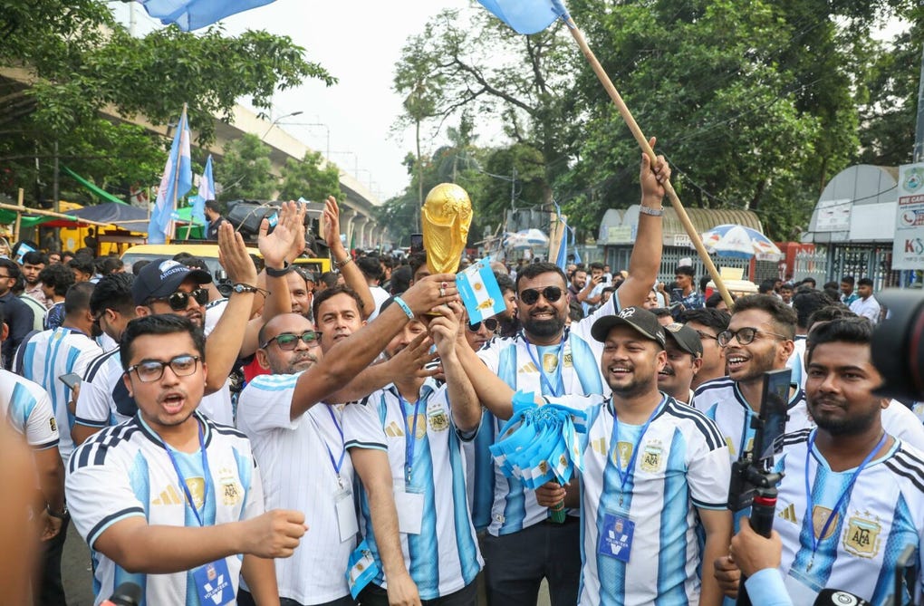 Daca, la capital de Bangladesh, se convirtió por unas horas en Buenos Aires, con miles de hinchas de la Selección de Argentina desfilando por las calles de la ciudad.