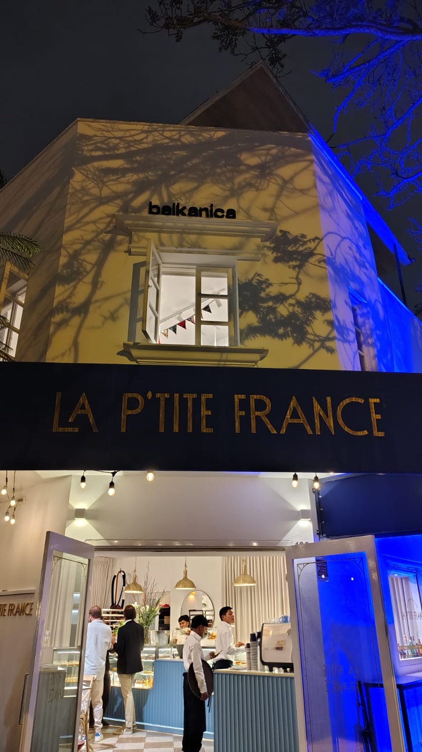 La espacio de Balkánica y La P'tite France incluye piezas de arte de Jesús Pedraglio Belmont. Se ubica en Pasaje Atenas 195, San Isidro.