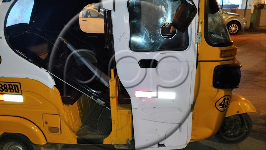 El mototaxi sufrió daños tras el fuerte impacto.
