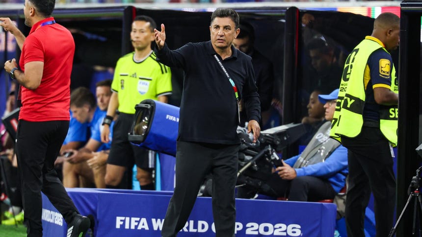 El seleccionador de Irán, Amir Ghalenoei, durante el primer partido de la selección persa. 