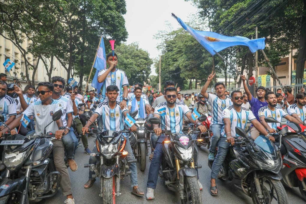 Los fanáticos desfilaron por las calles de Daca horas antes del debut argentino.