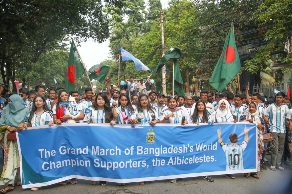 El fanatismo por Argentina en Bangladesh no es algo nuevo. En Qatar 2022, los hinchas bangladesís se volvieron virales al mostrar su fanatismo desmedido por la ‘Albiceleste’.