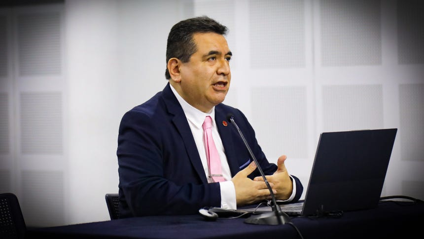 Carlos Loyola sustentando su propuesta d etrabajo para los próximos 4 años 