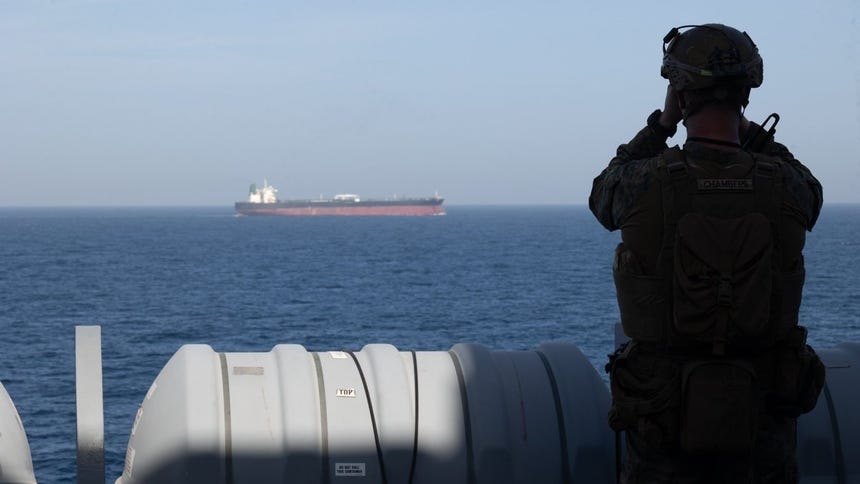 Un marine a bordo del transporte anfibio 'USS New Orleans' (LPD 18) durante uno de los bloqueos q1ue se impurso a puertos iraníes.