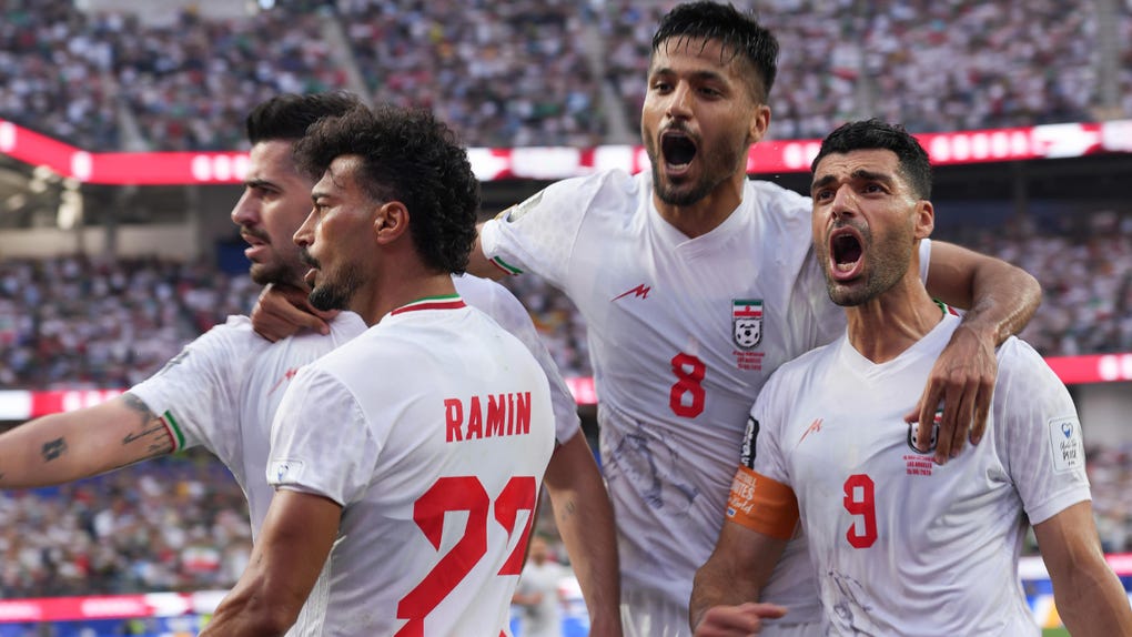 JUgadores iraníes celebrando uno de los dos goles que marcaron contra Nueva Zelanda este lunes. 