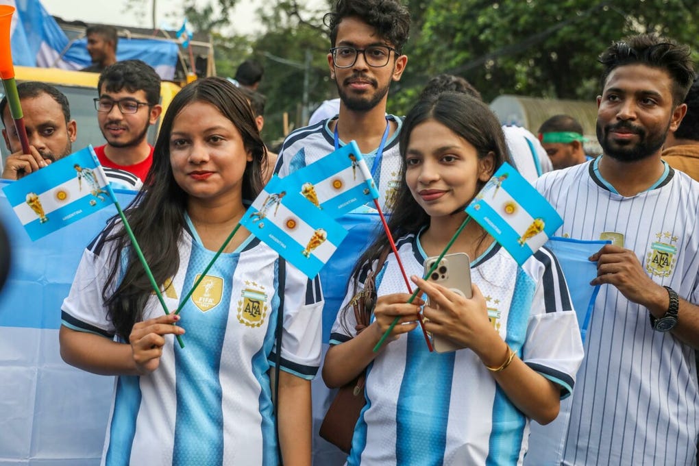 Los hinchas, vistiendo los colores de la ‘Albiceleste’, desfilaron por las principales calles de la capital bangladesí; tras lo cual se concentrarán para ver el partido contra Argelia.
