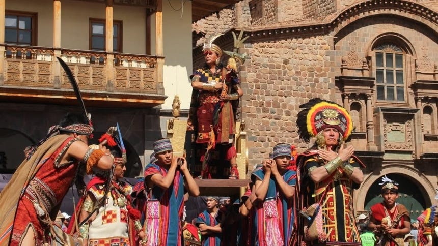 El Inti Raymi congrega cada año a miles de turistas nacionales y extranjeros en los principales escenarios históricos de la ciudad del Cusco.