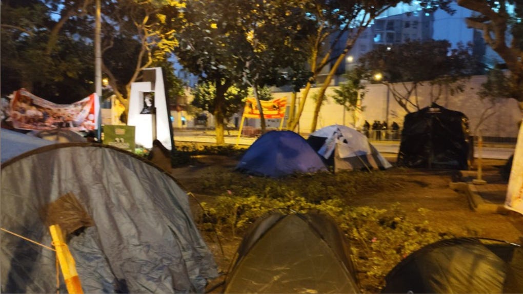 Alrededor de 80 carpas se han instalado en los exteriores del JNE. 