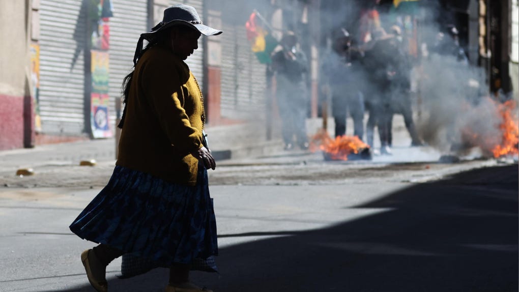 La COB y la Federación de Campesinos de La Paz lideran desde el 6 de mayo los bloqueos de carreteras para exigir la renuncia de Rodrigo Paz.