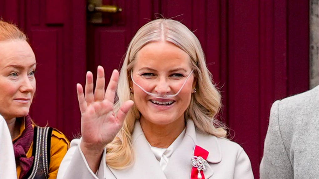 La princesa heredera de Noruega Mette-Marit llegó a utilizar una cánula nasal de oxígeno debido a la fibrosis pulmonar crónica que le diagnosticaron en 2018.