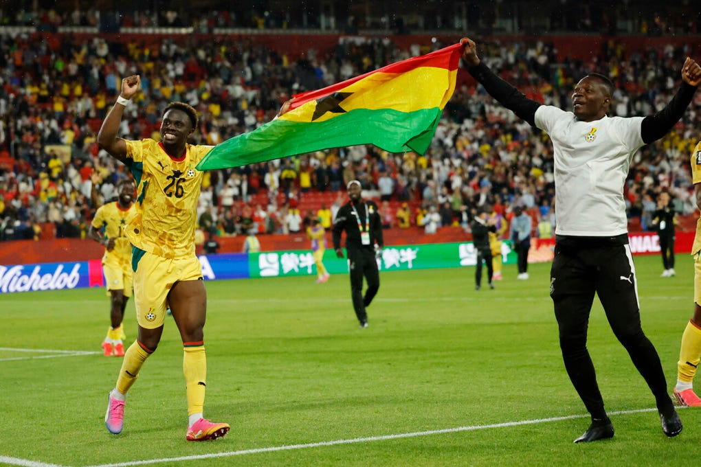 Jugadores de Ghana saltan al gramado con la bandera de su país tras la victoria sobre Panamá.