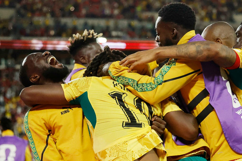 Abrazo entre titulares y suplentes tras el gol de Caleb Yirenkyi que le dio la victoria sobre Panamá.