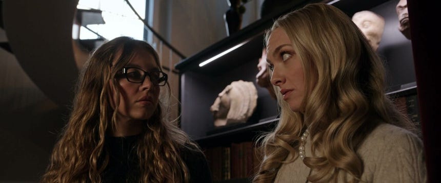 Amanda Seyfried comparte el protagonismo con Sydney Sweeney en 'La empleada', el thriller psicológico basado en la novela de Freida McFadden.