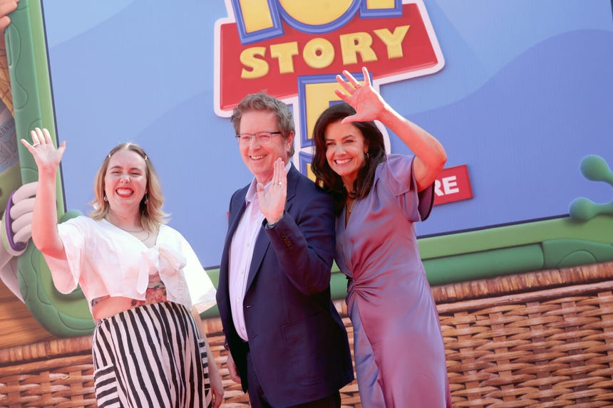 Kenna Harris, Andrew Stanton y Lindsey Collins durante la premiere mundial de 'Toy Story 5' en el Dolby Theatre de Hollywood.