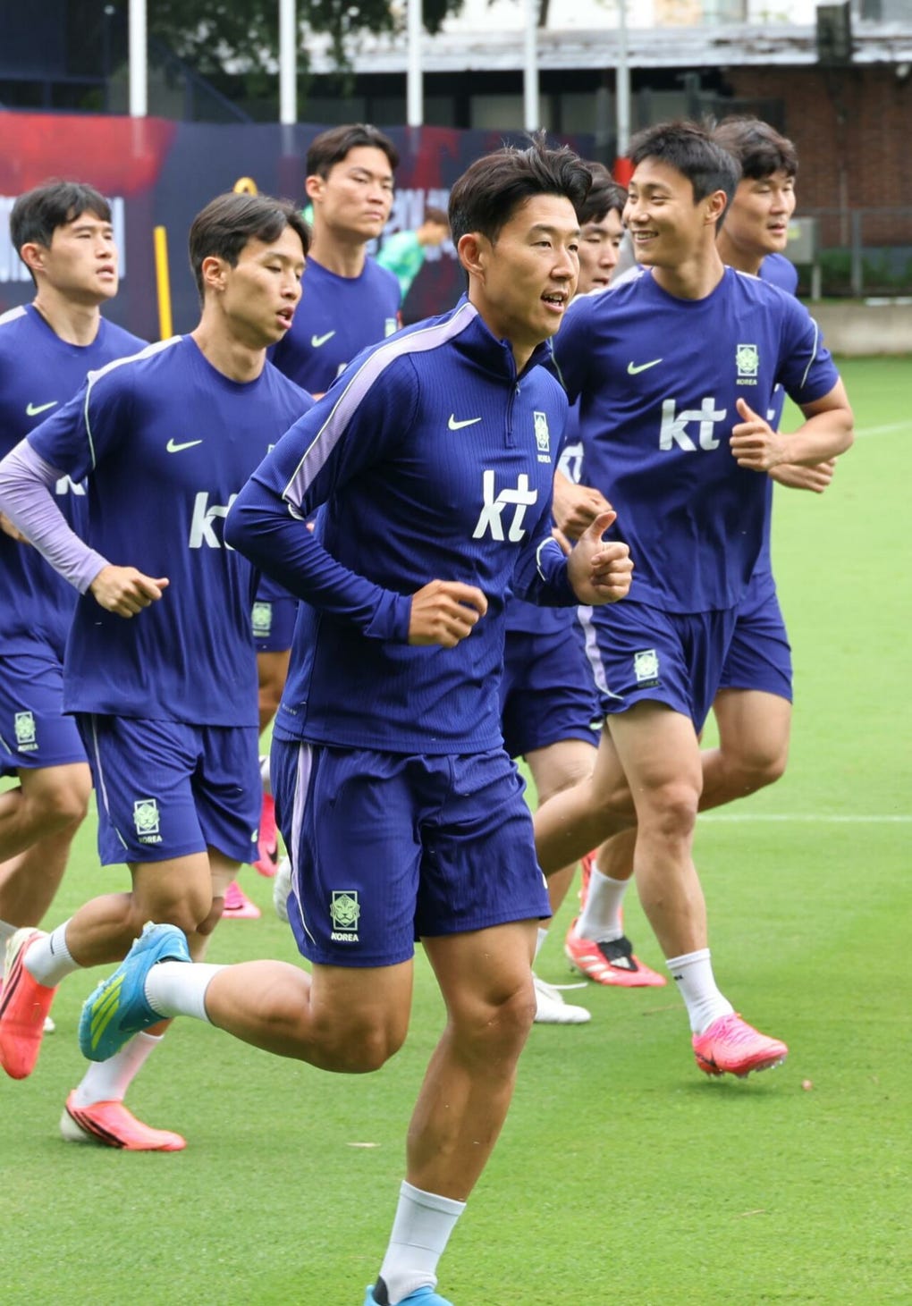 Un portavoz de la Asociación de Fútbol de Corea del Sur dijo a medios de comunicación de su país que el dron fue identificado por el equipo de seguridad de la selección e inmediatamente se informó a los agentes de la Guardia Nacional y del Ejército que protegían el centro deportivo Verde Valle, en Guadalajara, lugar de entrenamiento del equipo.