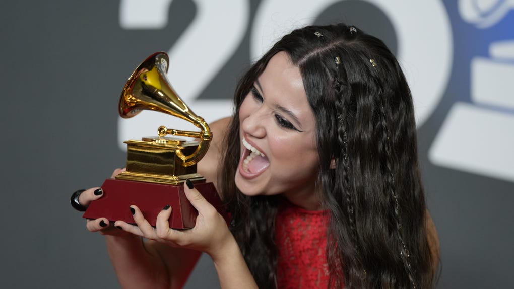 La cantante Joaquina, posa con el Grammy a mejor nuevo artista.