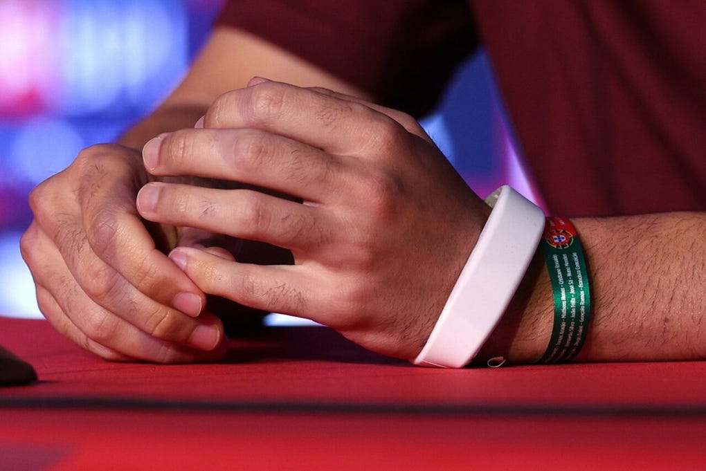 Los jugadores de la selección de Portugal rinden homenaje en el Mundial de 2026 a su fallecido compañero Diogo Jota con una pulsera con el nombre del delantero que les ha regalado el primer ministro del país, Luís Montenegro.