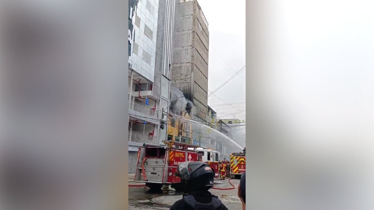 Los bomberos trabajaron intensamente para apagar el incendio